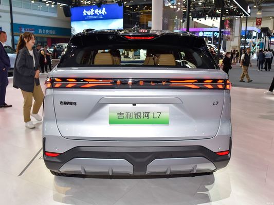 Geely Galaxy L7, được trang bị động cơ 1.5L và 1.5T, với phạm vi kết hợp 1.370km và phạm vi điện thuần túy là 115km. một chiếc SUV lai cắm hiệu quả về chi phí.